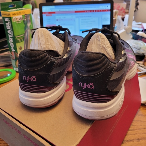 🚺 Ladies Sneakers - Picture 4 of 10